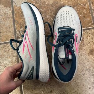Brooks Glycerin 19 White and Pink Athletic Shoes